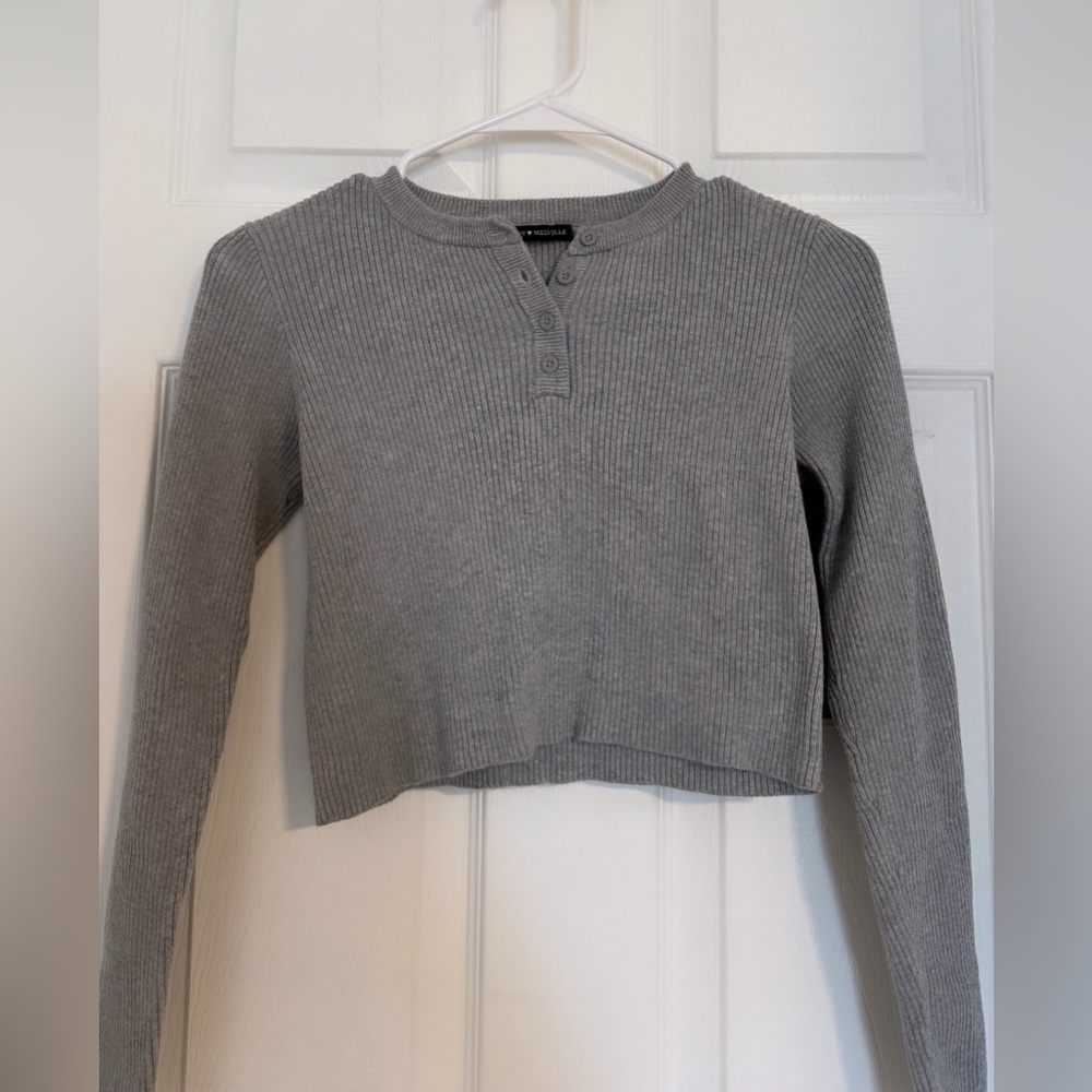 Grey cropped knitted sweater.